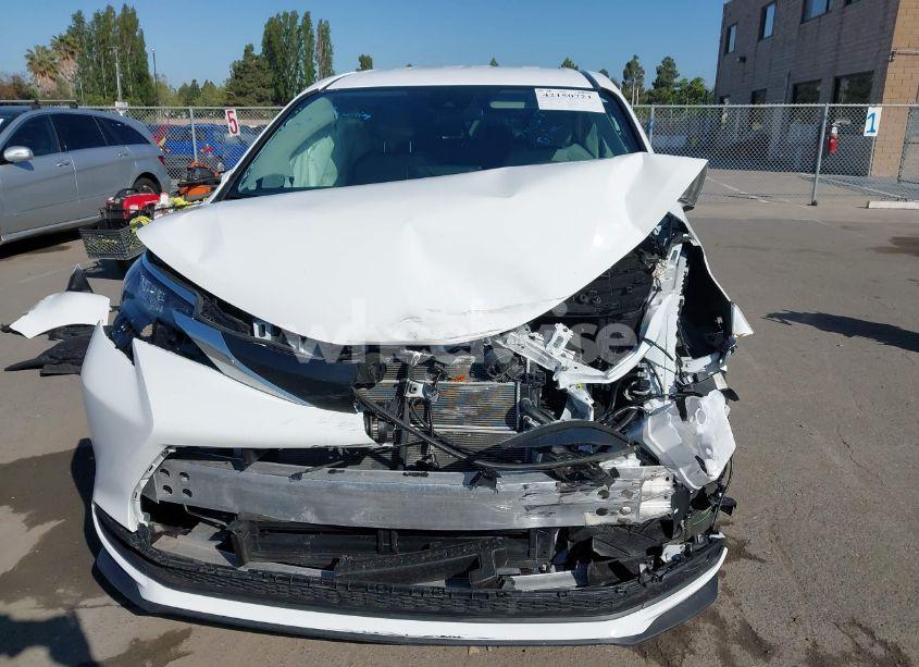 Photo 13 of 2024 Toyota Sienna LE (VIN 5TDKRKEC9RS214976)