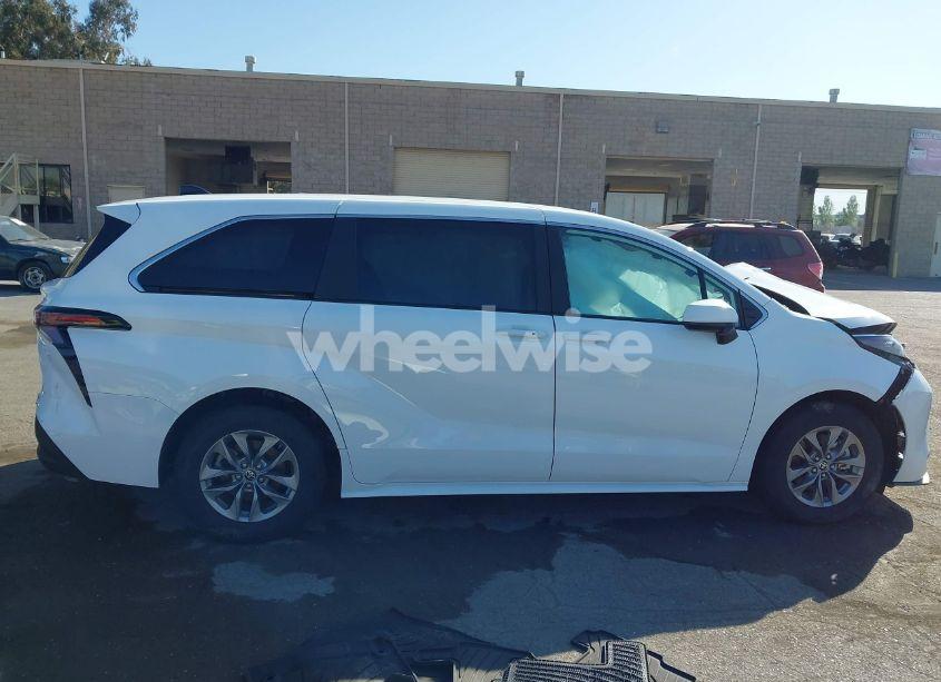 Photo 14 of 2024 Toyota Sienna LE (VIN 5TDKRKEC9RS214976)
