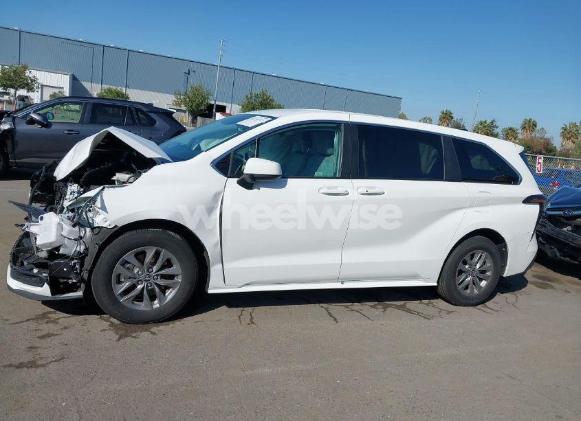 Photo 15 of 2024 Toyota Sienna LE (VIN 5TDKRKEC9RS214976)