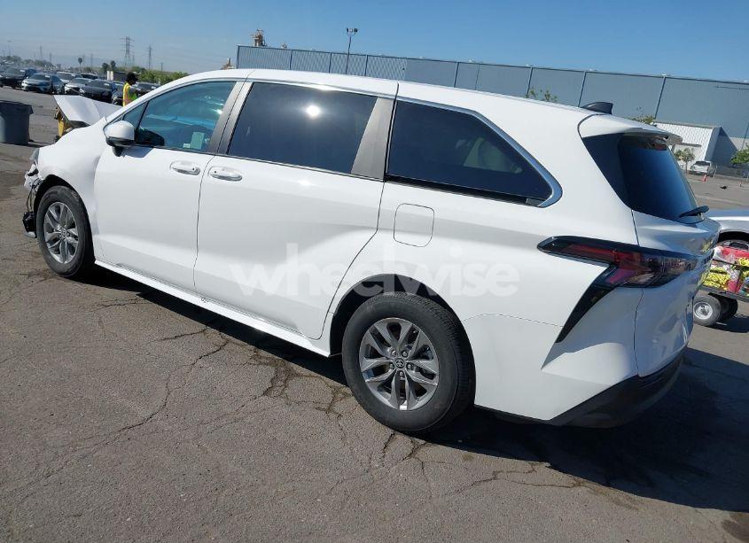 Photo 3 of 2024 Toyota Sienna LE (VIN 5TDKRKEC9RS214976)