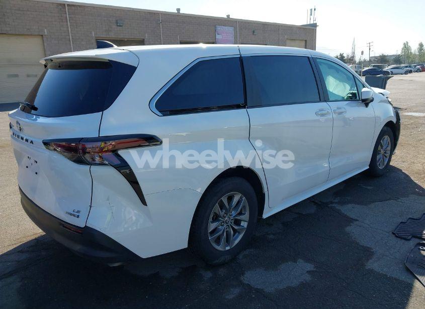 Photo 4 of 2024 Toyota Sienna LE (VIN 5TDKRKEC9RS214976)