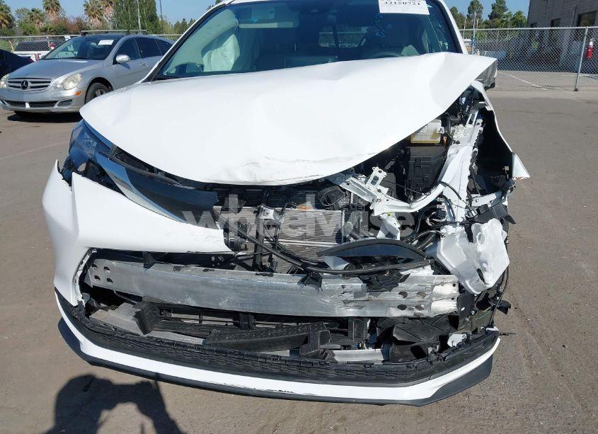 Photo 6 of 2024 Toyota Sienna LE (VIN 5TDKRKEC9RS214976)