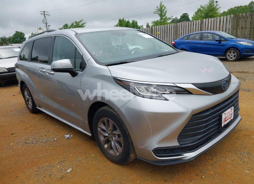 2022 Toyota Sienna LE (VIN 5TDKRKECXNS084362) main photo