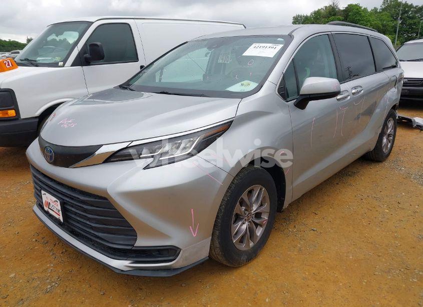 Photo 2 of 2022 Toyota Sienna LE (VIN 5TDKRKECXNS084362)