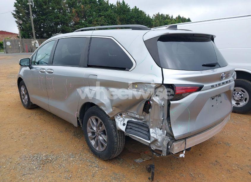 Photo 3 of 2022 Toyota Sienna LE (VIN 5TDKRKECXNS084362)