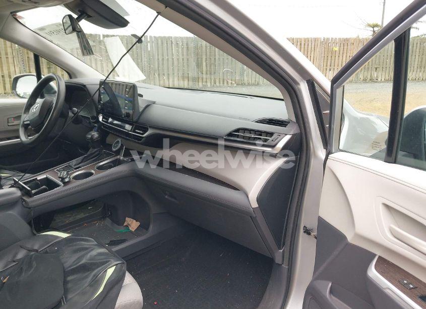 Photo 5 of 2022 Toyota Sienna LE (VIN 5TDKRKECXNS084362)