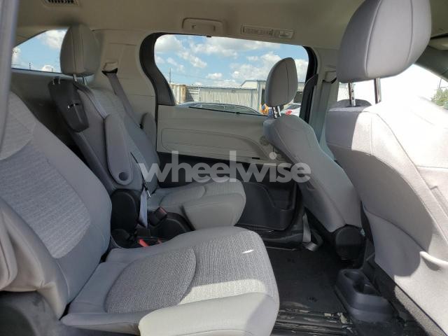 2022 TOYOTA SIENNA LE (VIN 5TDKRKECXNS090064) main photo
