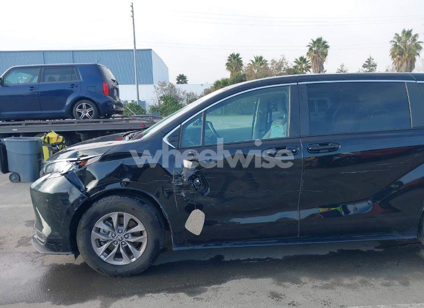 Photo 17 of 2022 Toyota Sienna LE (VIN 5TDKRKECXNS097242)