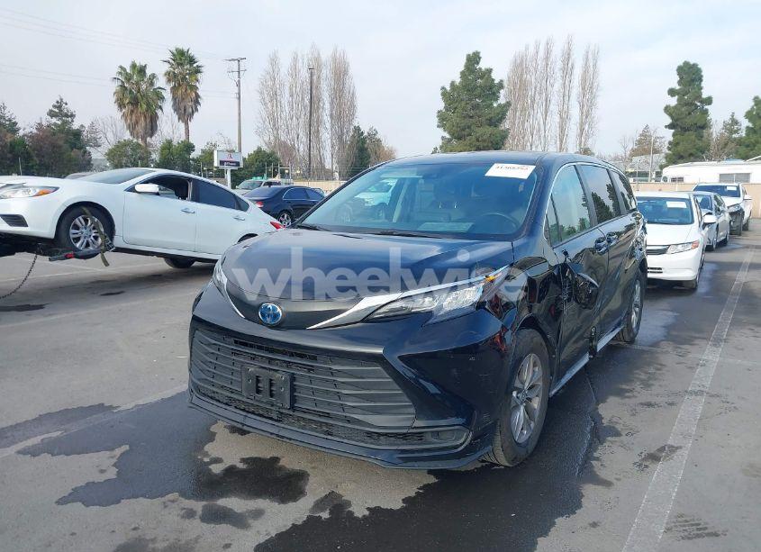 Photo 2 of 2022 Toyota Sienna LE (VIN 5TDKRKECXNS097242)