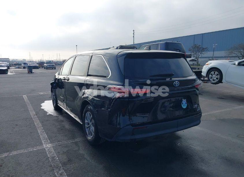 Photo 3 of 2022 Toyota Sienna LE (VIN 5TDKRKECXNS097242)