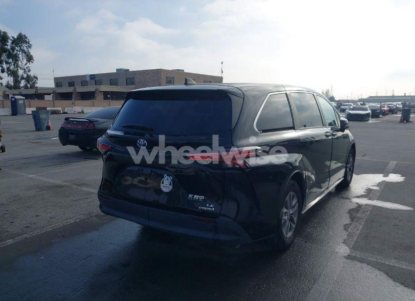 Photo 4 of 2022 Toyota Sienna LE (VIN 5TDKRKECXNS097242)