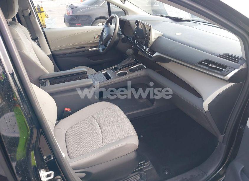 Photo 5 of 2022 Toyota Sienna LE (VIN 5TDKRKECXNS097242)