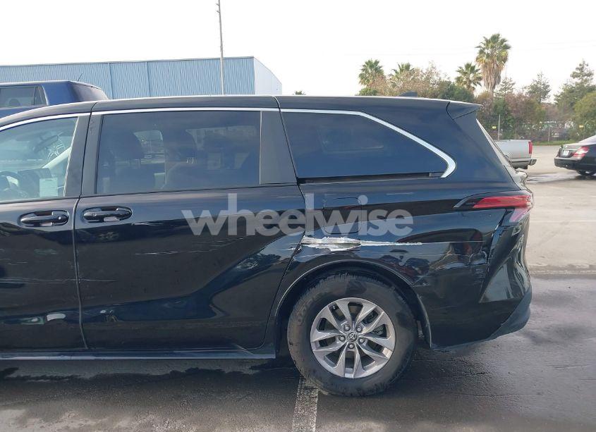 Photo 6 of 2022 Toyota Sienna LE (VIN 5TDKRKECXNS097242)