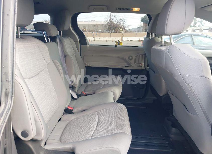 Photo 8 of 2022 Toyota Sienna LE (VIN 5TDKRKECXNS097242)