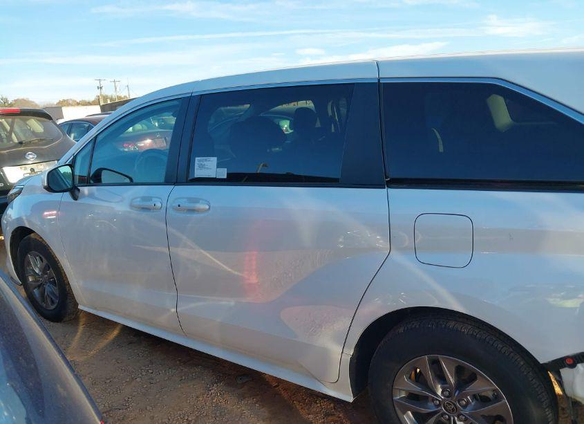 Photo 15 of 2023 Toyota Sienna LE (VIN 5TDKSKFC0PS099460)