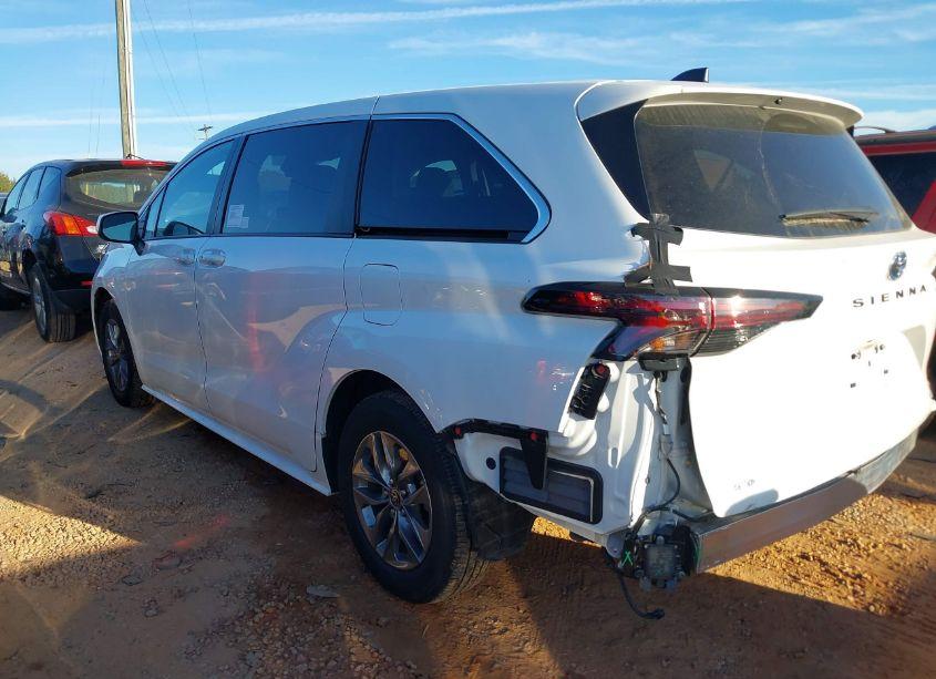 Photo 3 of 2023 Toyota Sienna LE (VIN 5TDKSKFC0PS099460)