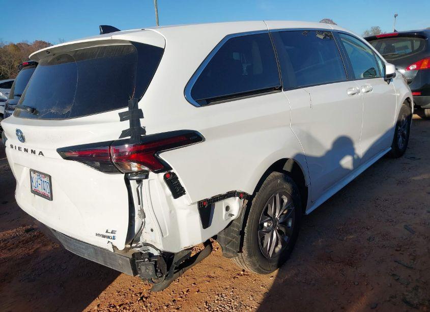 Photo 4 of 2023 Toyota Sienna LE (VIN 5TDKSKFC0PS099460)