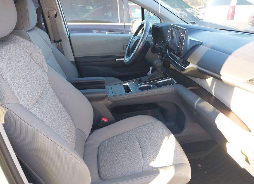 Photo 5 of 2023 Toyota Sienna LE (VIN 5TDKSKFC0PS099460)