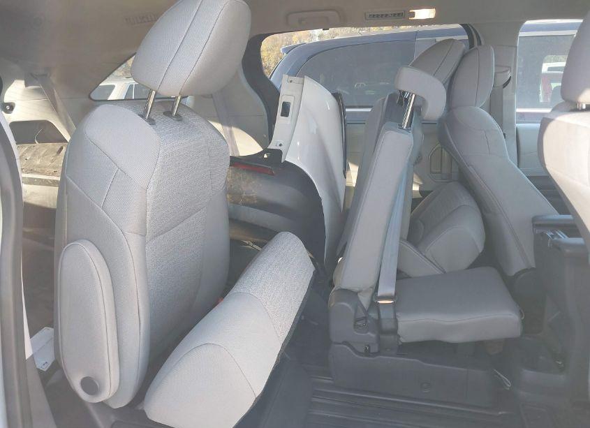 Photo 8 of 2023 Toyota Sienna LE (VIN 5TDKSKFC0PS099460)