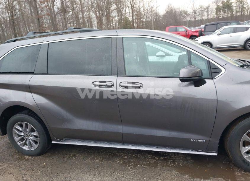Photo 13 of 2021 Toyota Sienna LE (VIN 5TDKSKFC1MS030501)