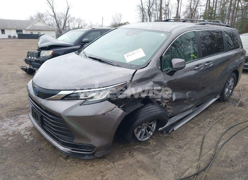 Photo 2 of 2021 Toyota Sienna LE (VIN 5TDKSKFC1MS030501)