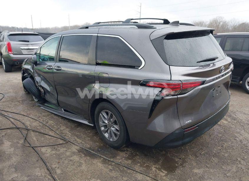 Photo 3 of 2021 Toyota Sienna LE (VIN 5TDKSKFC1MS030501)