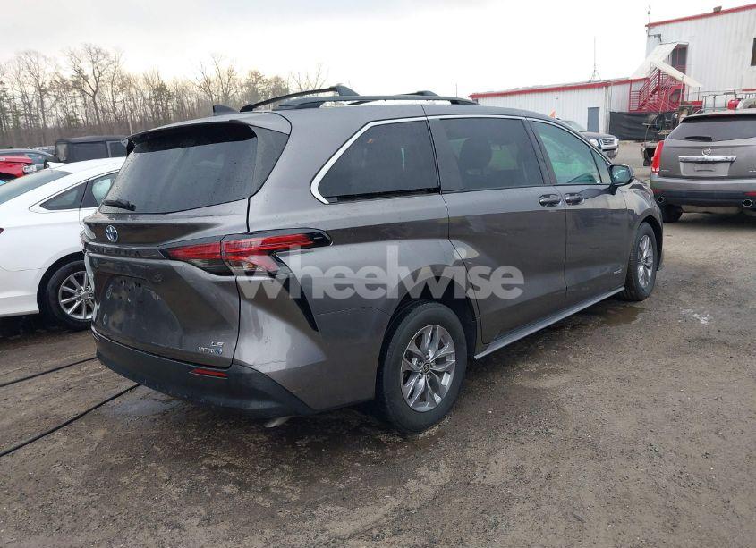Photo 4 of 2021 Toyota Sienna LE (VIN 5TDKSKFC1MS030501)