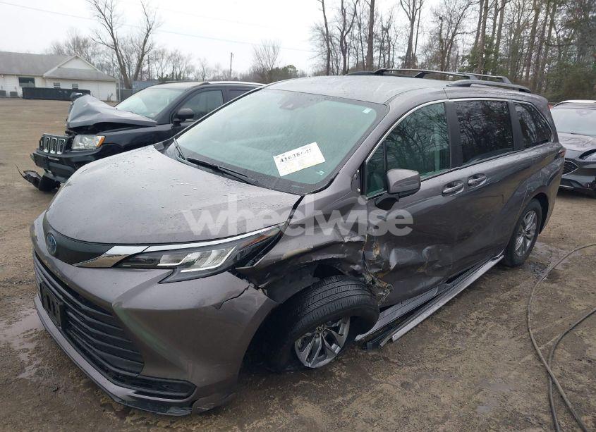 Photo 6 of 2021 Toyota Sienna LE (VIN 5TDKSKFC1MS030501)