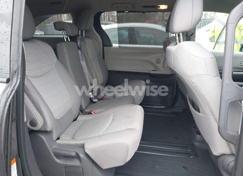 Photo 8 of 2021 Toyota Sienna LE (VIN 5TDKSKFC1MS030501)