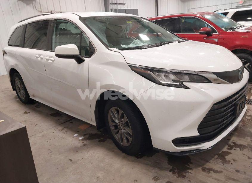 2022 Toyota Sienna LE (VIN 5TDKSKFC1NS067484) main photo