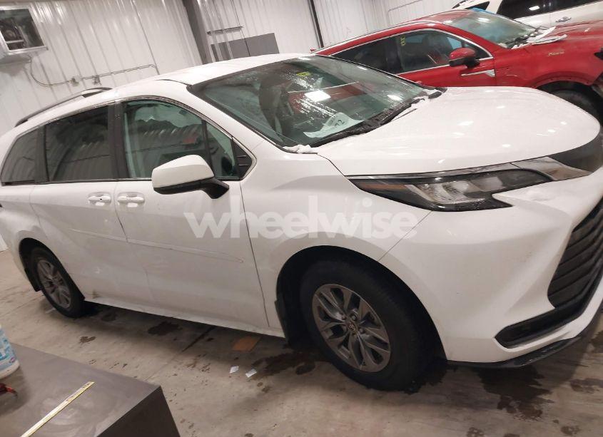 Photo 13 of 2022 Toyota Sienna LE (VIN 5TDKSKFC1NS067484)