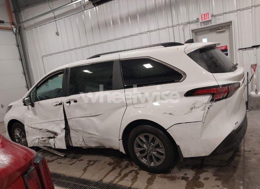 Photo 14 of 2022 Toyota Sienna LE (VIN 5TDKSKFC1NS067484)