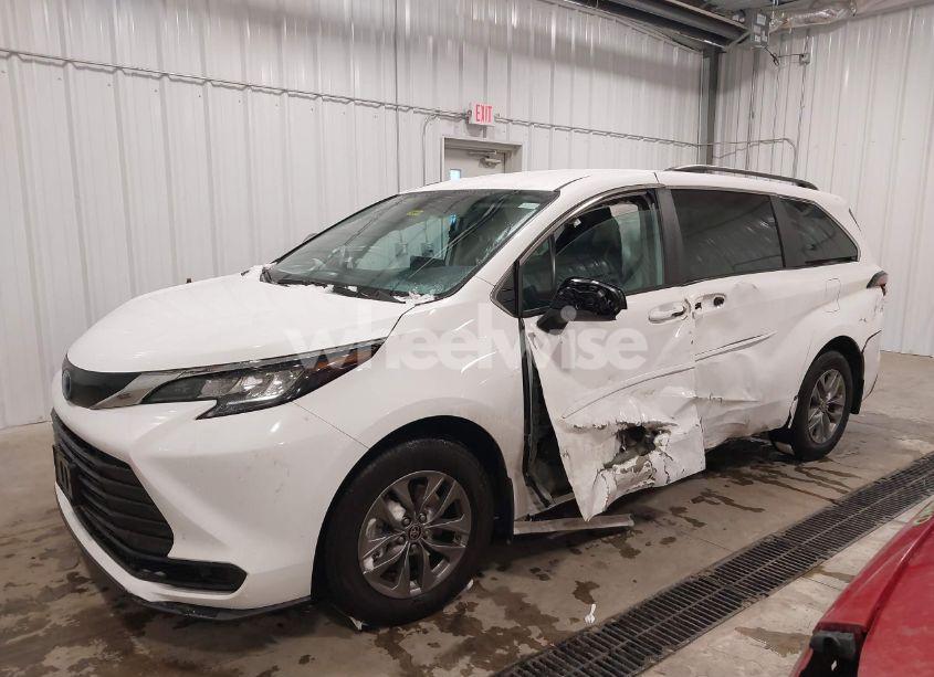 Photo 2 of 2022 Toyota Sienna LE (VIN 5TDKSKFC1NS067484)
