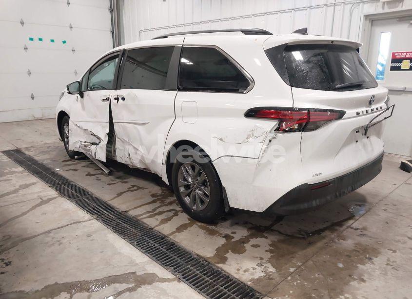 Photo 3 of 2022 Toyota Sienna LE (VIN 5TDKSKFC1NS067484)