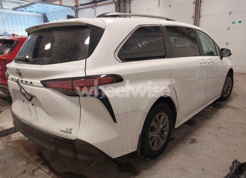 Photo 4 of 2022 Toyota Sienna LE (VIN 5TDKSKFC1NS067484)