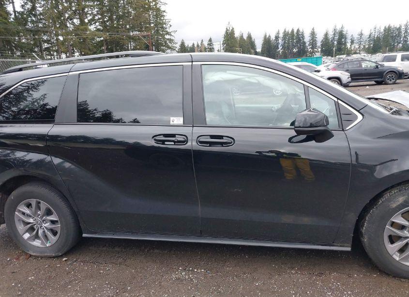 Photo 12 of 2023 Toyota Sienna LE (VIN 5TDKSKFC1PS095238)