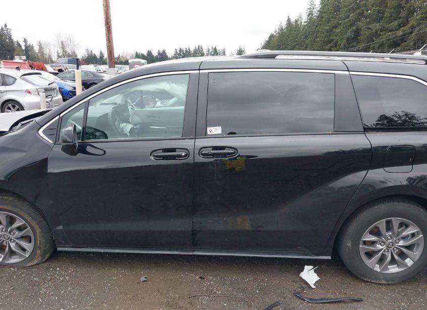 Photo 13 of 2023 Toyota Sienna LE (VIN 5TDKSKFC1PS095238)