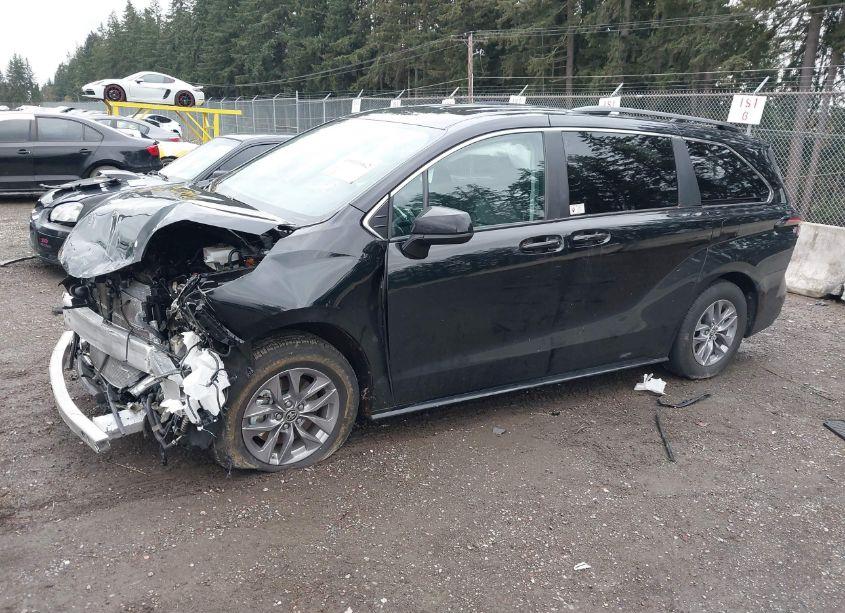 Photo 2 of 2023 Toyota Sienna LE (VIN 5TDKSKFC1PS095238)