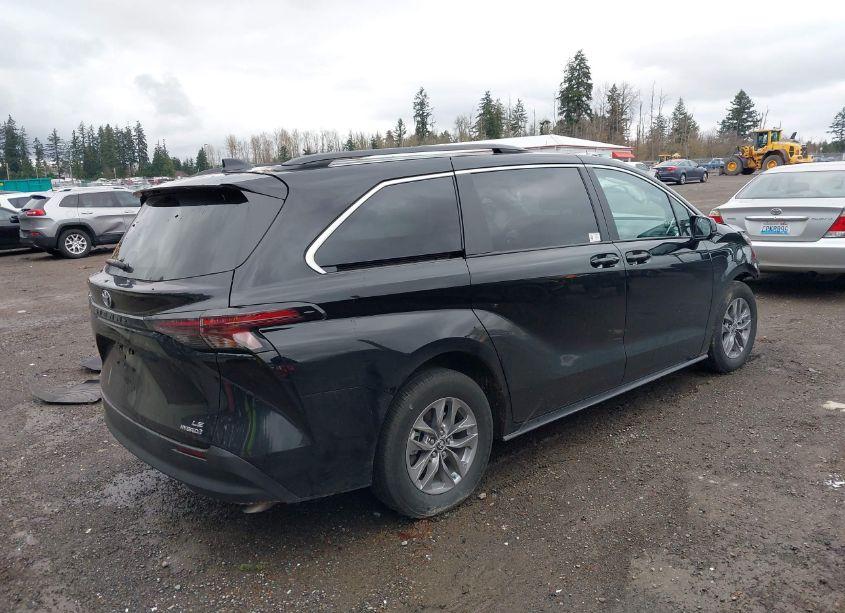 Photo 4 of 2023 Toyota Sienna LE (VIN 5TDKSKFC1PS095238)