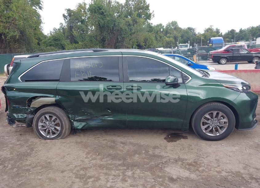 Photo 14 of 2024 Toyota Sienna LE (VIN 5TDKSKFC1RS129035)