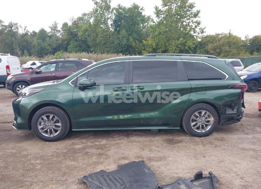 Photo 15 of 2024 Toyota Sienna LE (VIN 5TDKSKFC1RS129035)