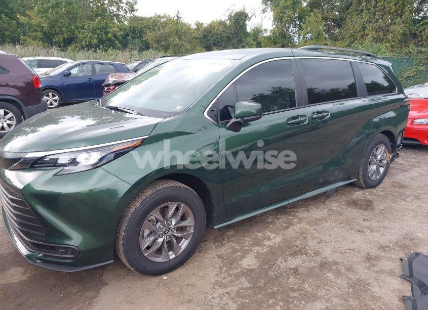 Photo 2 of 2024 Toyota Sienna LE (VIN 5TDKSKFC1RS129035)