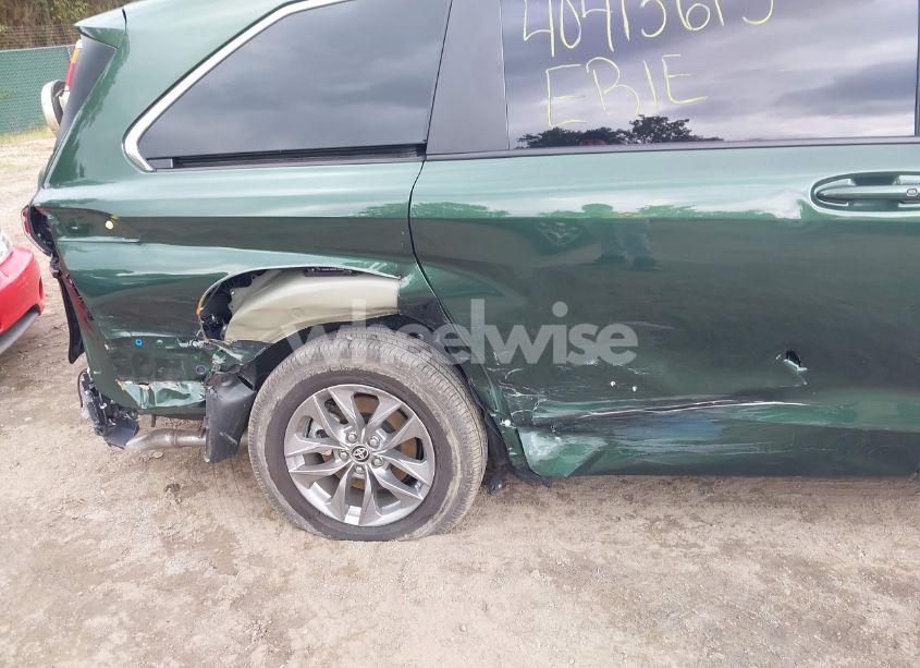 Photo 6 of 2024 Toyota Sienna LE (VIN 5TDKSKFC1RS129035)