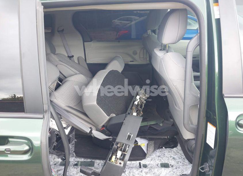 Photo 8 of 2024 Toyota Sienna LE (VIN 5TDKSKFC1RS129035)