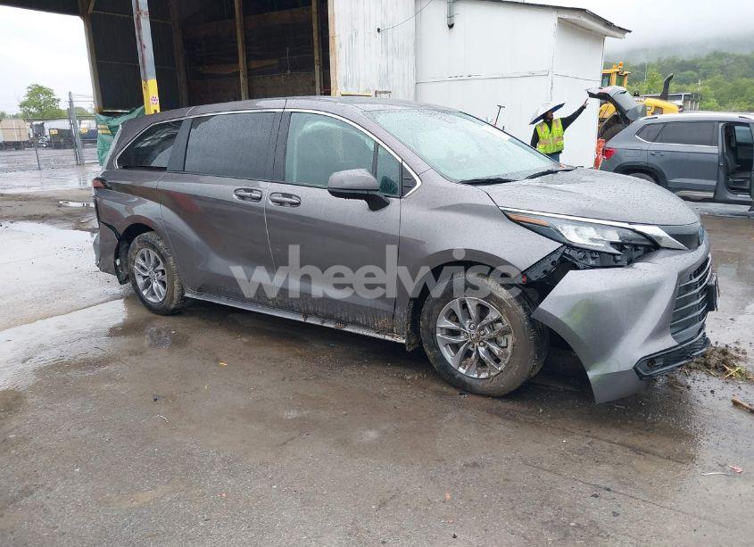 2023 Toyota Sienna LE (VIN 5TDKSKFC2PS103895) main photo