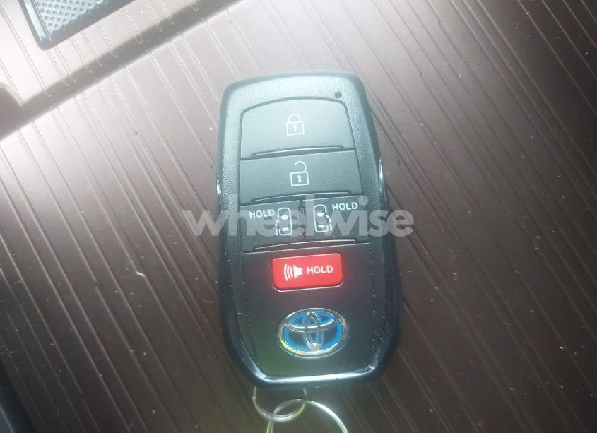 Photo 11 of 2023 Toyota Sienna LE (VIN 5TDKSKFC2PS103895)