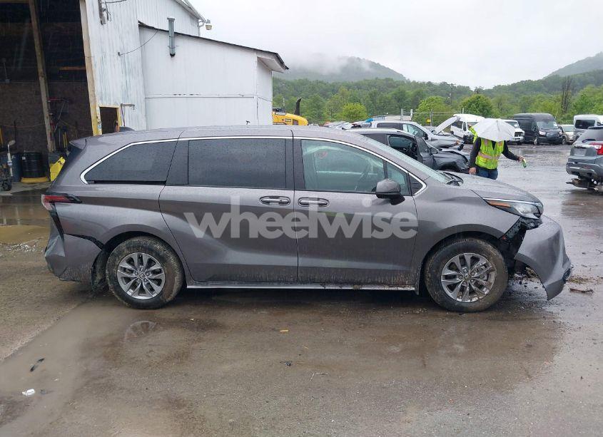 Photo 14 of 2023 Toyota Sienna LE (VIN 5TDKSKFC2PS103895)