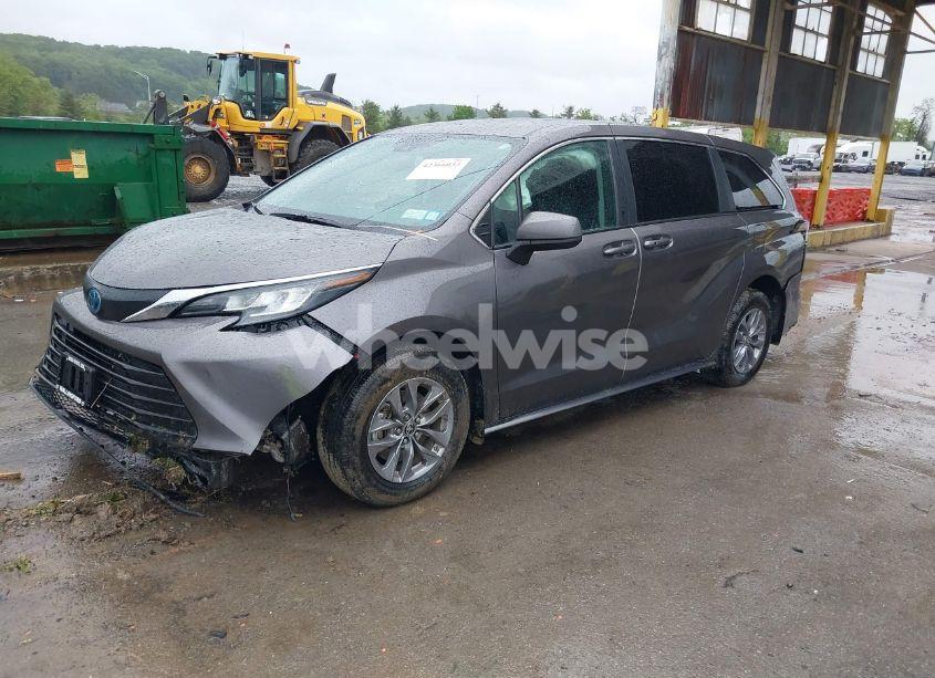 Photo 2 of 2023 Toyota Sienna LE (VIN 5TDKSKFC2PS103895)