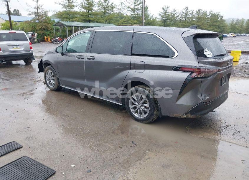Photo 3 of 2023 Toyota Sienna LE (VIN 5TDKSKFC2PS103895)