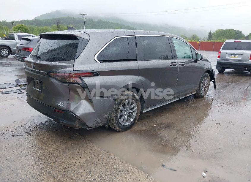 Photo 4 of 2023 Toyota Sienna LE (VIN 5TDKSKFC2PS103895)